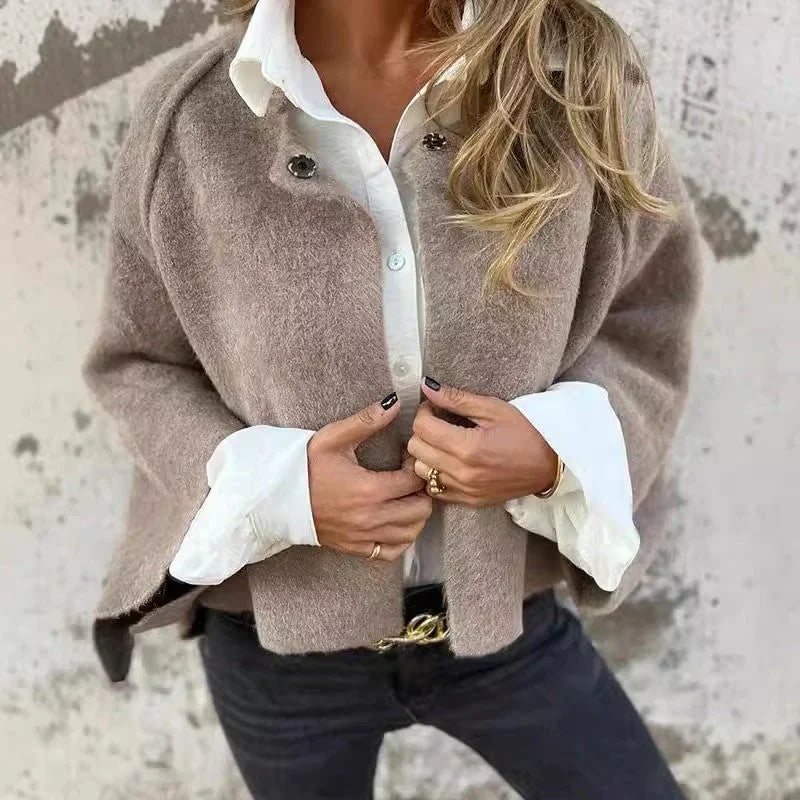 Eliane Coat | Essential Elegance Short, Light and Comfortable